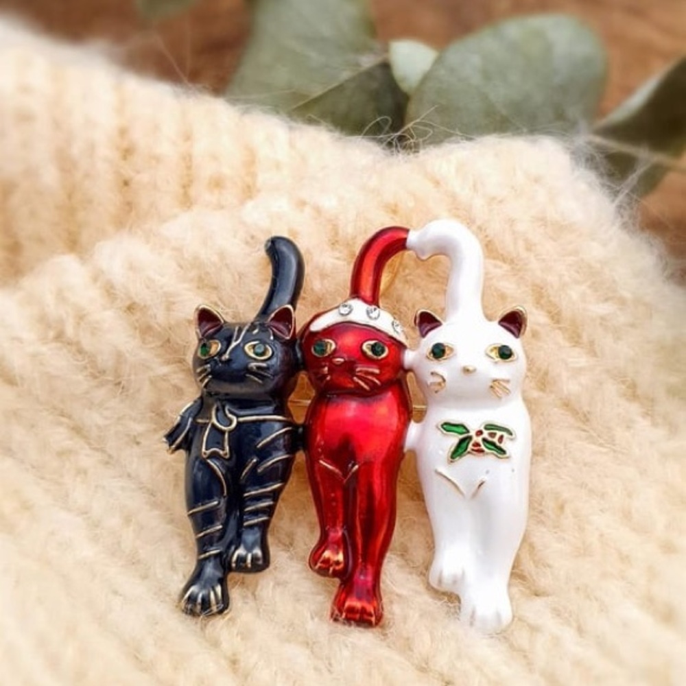 Festive Trio Cat Figurines - Holiday Christmas Brooch - Picture 2 of 3
